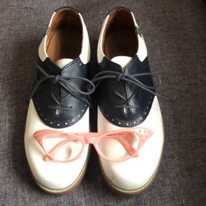 Saddle Shoes & Cat-eye glasses for Halloween! 👗👓